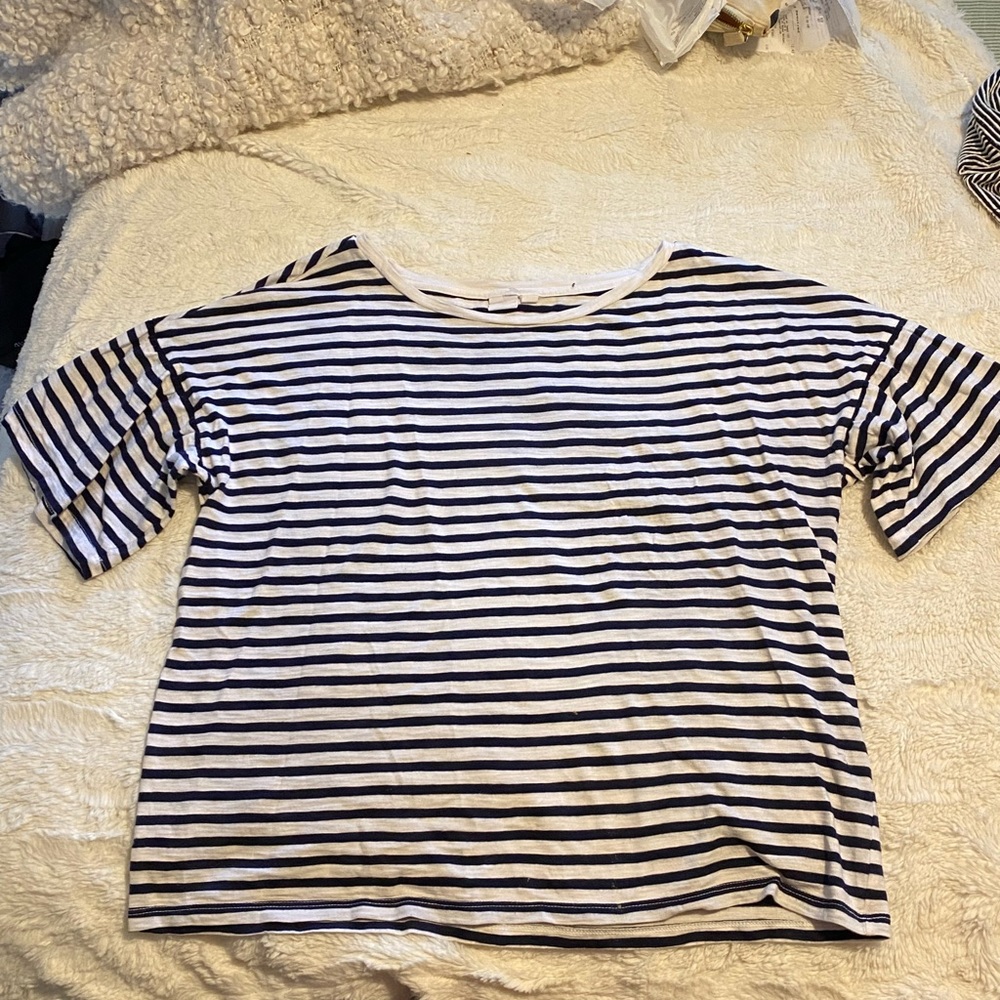Great condition blue and white stripped tee from the Gap.